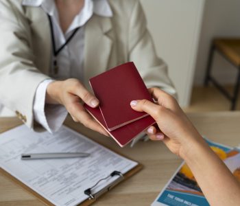 front-view-woman-working-as-travel-agent Servicio de asesoramiento en extranjería